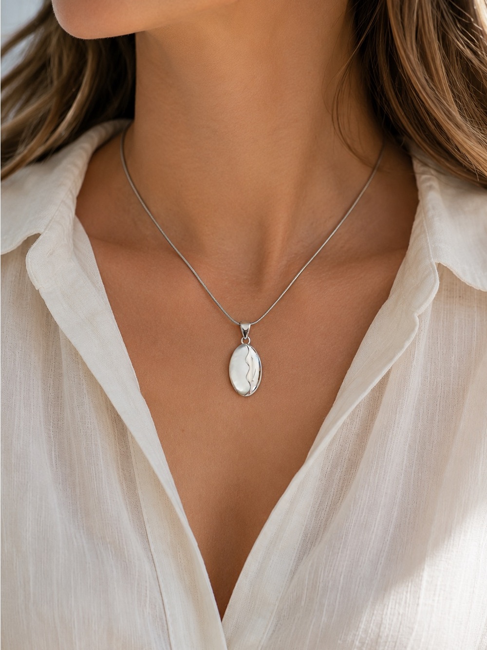Sterling Silver Mother of Pearl Oval Pendant Necklace 16” Italy 925